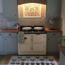 Dancing hares tile mural behind Aga range cooker